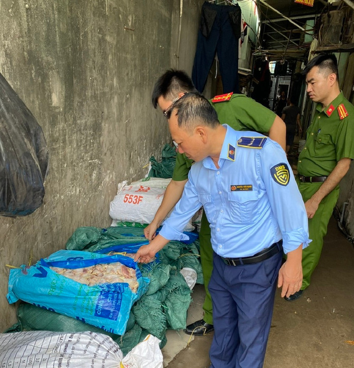 Phát hiện gần 1 tấn cánh gà không rõ nguồn gốc tại cơ sở kinh doanh ở Hà Nội - 1