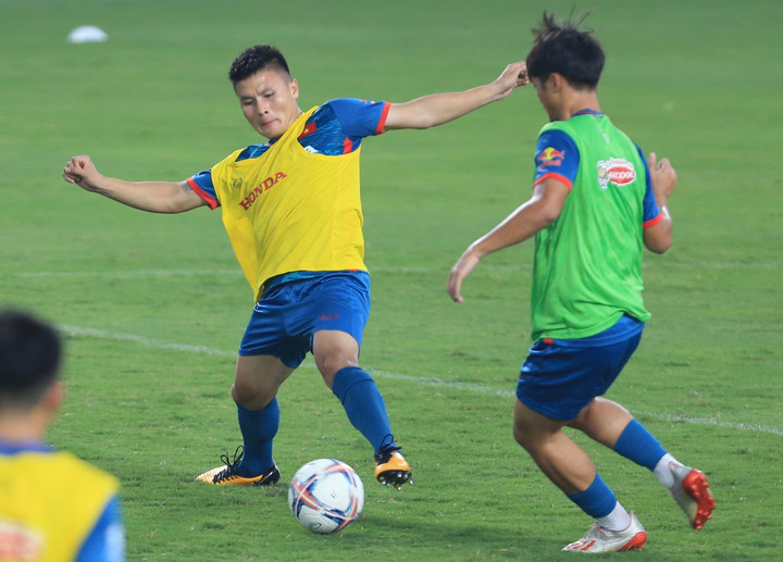 Tiền vệ Quang Hải: HLV Troussier yêu cầu cao hơn ở Pau FC - 1