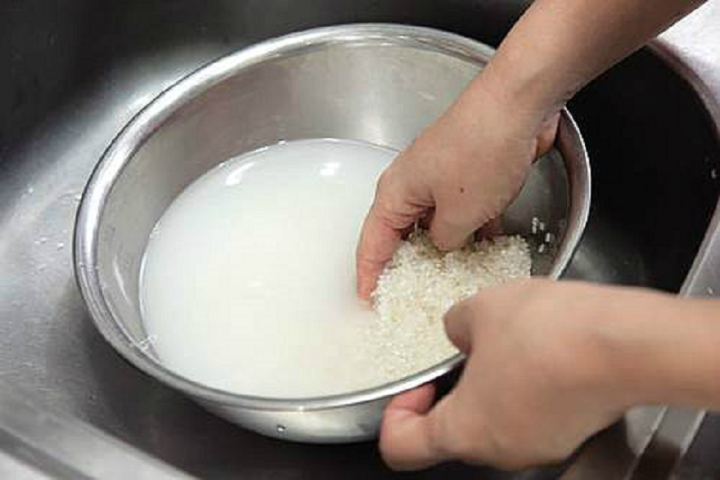 Tác dụng của việc vo gạo bằng muối là gì?  - Đầu tiên