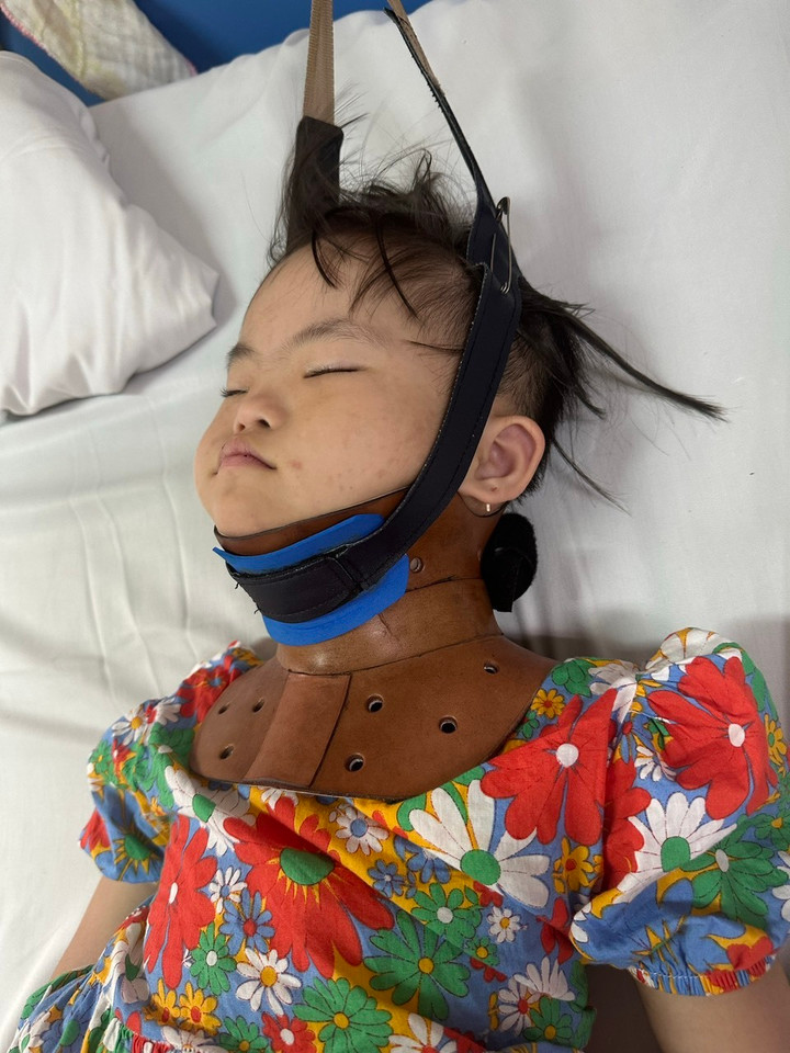 Linh phải dùng dây kéo cố định phần cổ hàng ngày.