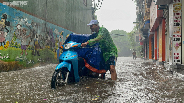 Mưa lớn suốt 1 giờ đồng hồ, nhiều tuyến phố Hà Nội thành sông - 8