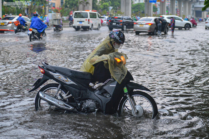 Mưa lớn suốt 1 giờ đồng hồ, nhiều tuyến phố Hà Nội thành sông - 5