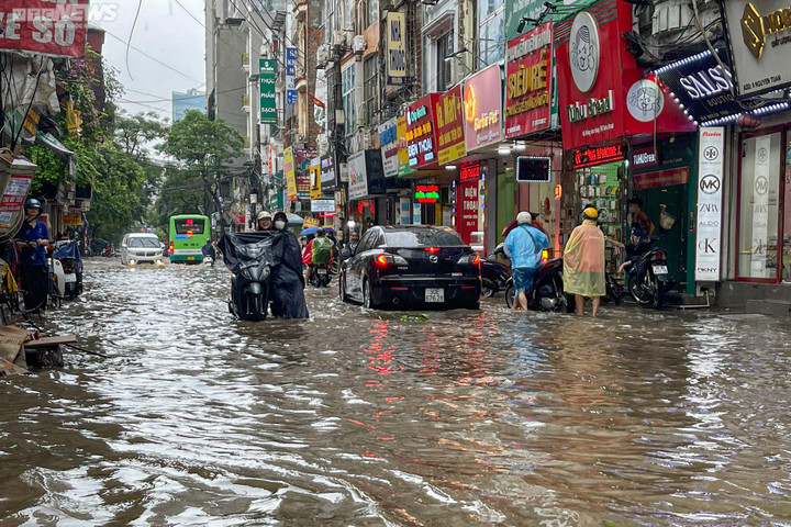 Mưa lớn suốt 1 giờ đồng hồ, nhiều tuyến phố Hà Nội thành sông - 6