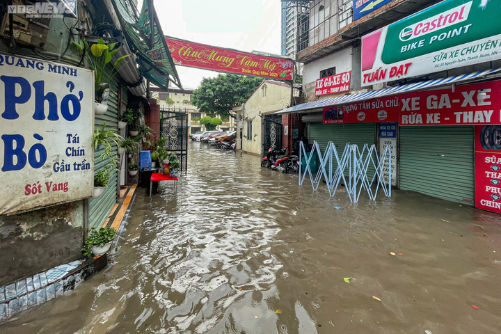 Mưa lớn suốt 1 giờ đồng hồ, nhiều tuyến phố Hà Nội thành sông - 9