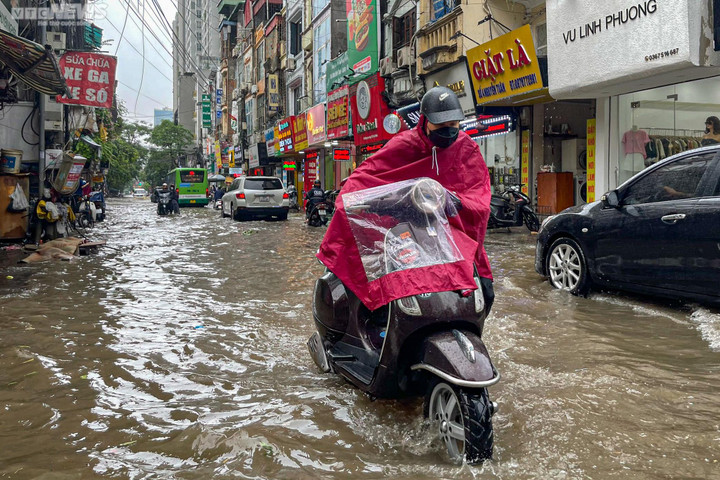 Mưa lớn suốt 1 giờ đồng hồ, nhiều tuyến phố Hà Nội thành sông - 7