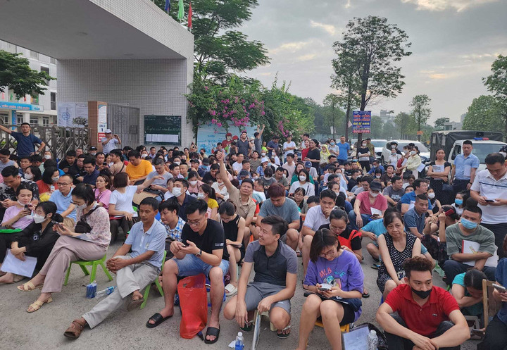 Phụ huynh Hà Nội xếp hàng xuyên đêm xin học lớp 1 cho con - 2