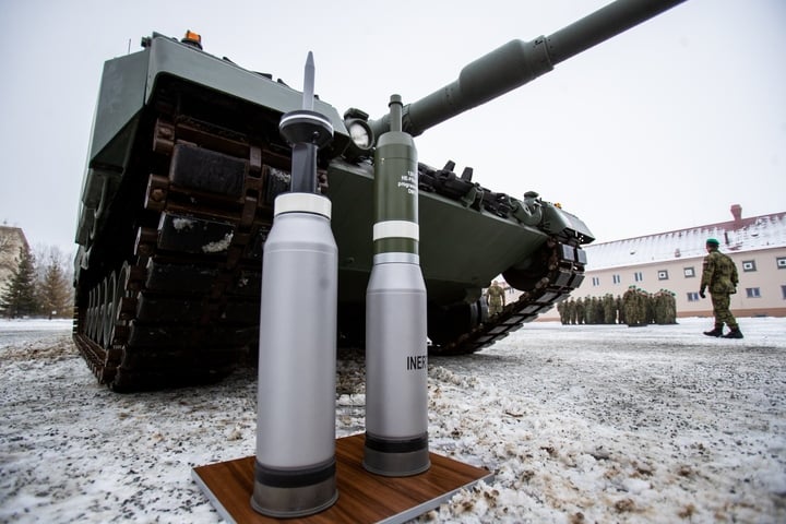 Kỹ sư Nga chờ mổ xẻ xe tăng Leopard 2 của Đức - 4