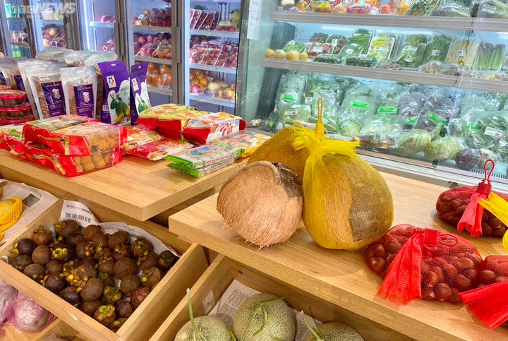 Hơn 200.000 đồng/quả dừa độc lạ, khách vẫn nườm nượp mua - 2