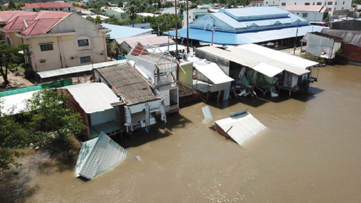 Liên tiếp công bố tình huống sạt lở khẩn cấp ở Vĩnh Long - 1