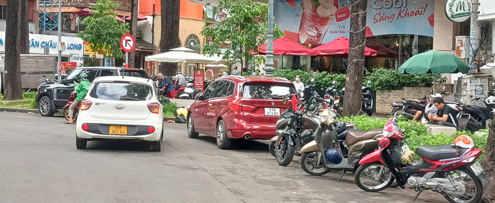 Sau đề xuất, phí đậu ô tô lề đường ở TP.HCM có thể tăng tới 1.100% - 1