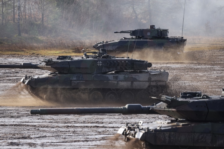 Ukraine muốn Đức viện trợ thêm xe tăng - 1