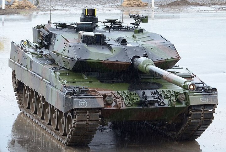 Kỹ sư Nga chờ mổ xẻ xe tăng Leopard 2 của Đức - 3