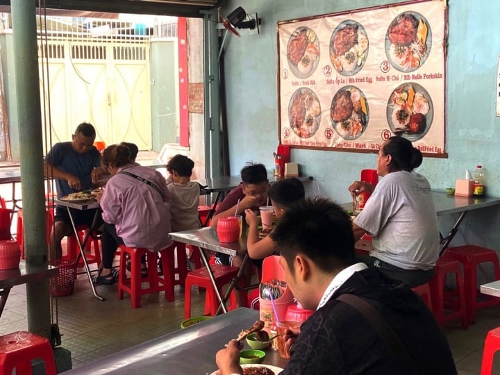 Ghé quán Cơm tấm đạt giải thưởng Michelin, ăn 'sườn bự nhất Sài Gòn' - 4