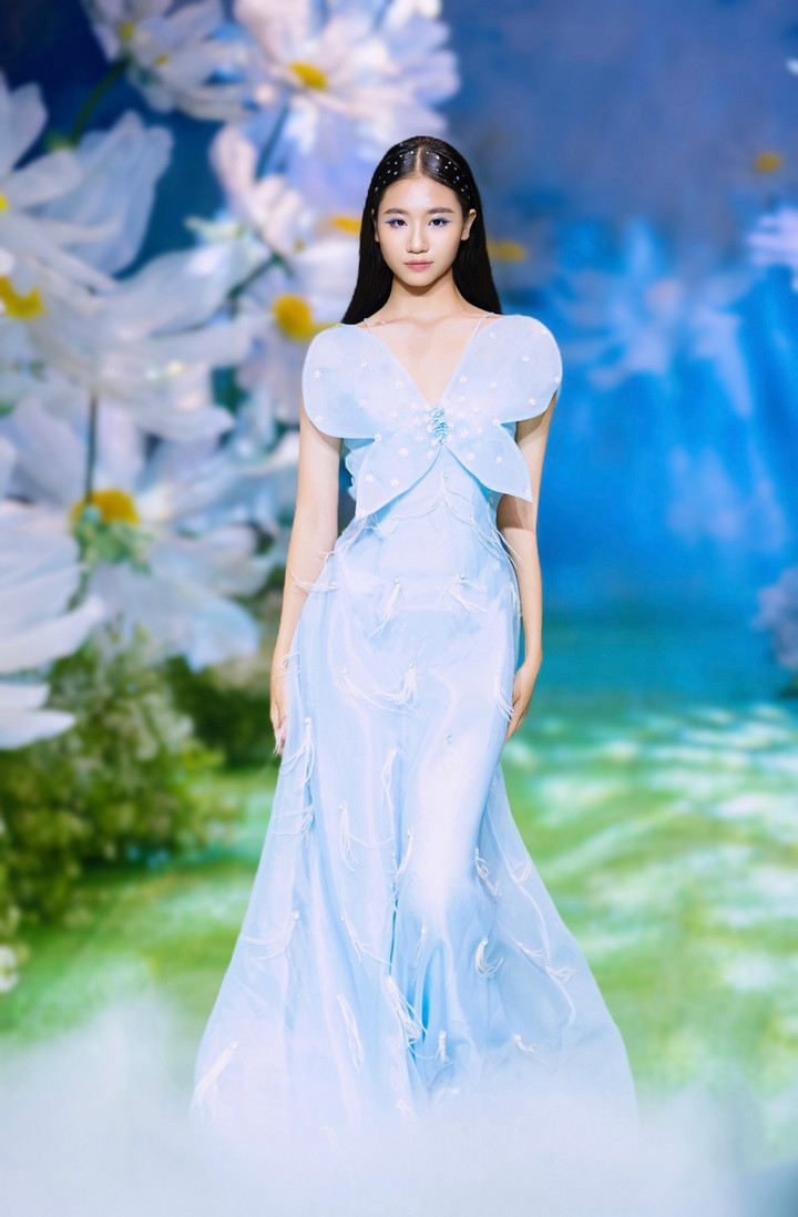 Mẫu nhí Minh Anh khoe vẻ đẹp ngọt ngào như nàng thơ trên sàn diễn lớn - 2