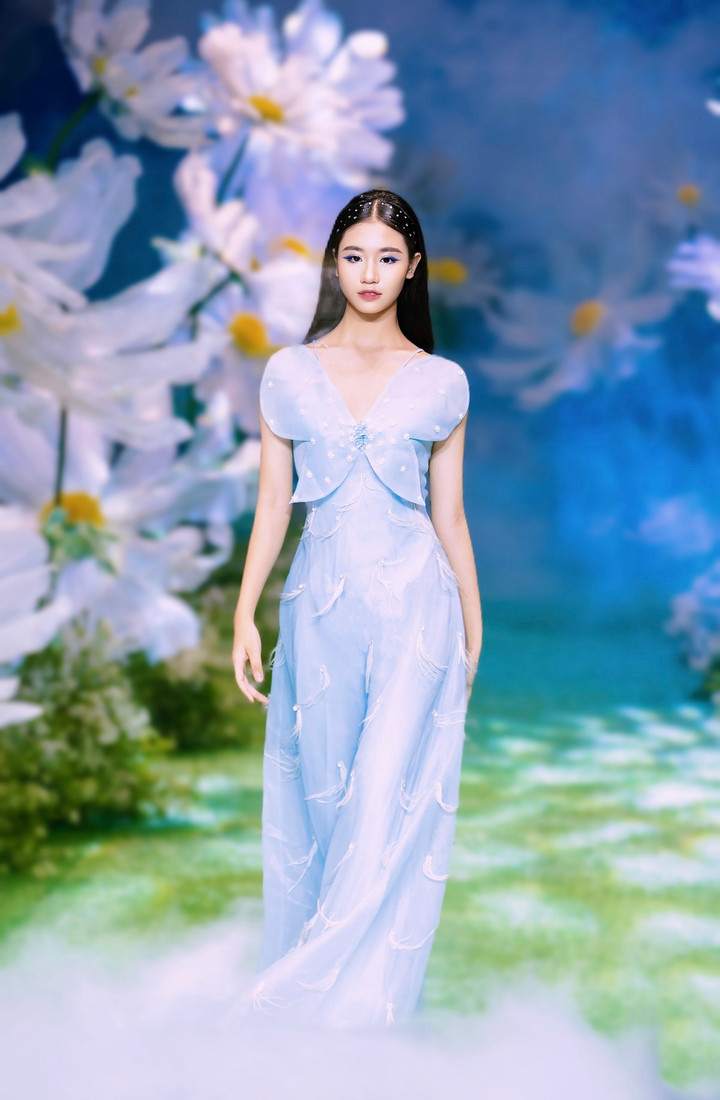 Mẫu nhí Minh Anh khoe vẻ đẹp ngọt ngào như nàng thơ trên sàn diễn lớn - 3