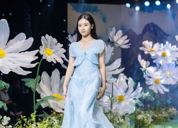 Mẫu nhí Minh Anh khoe vẻ đẹp ngọt ngào như nàng thơ trên sàn diễn lớn - 4