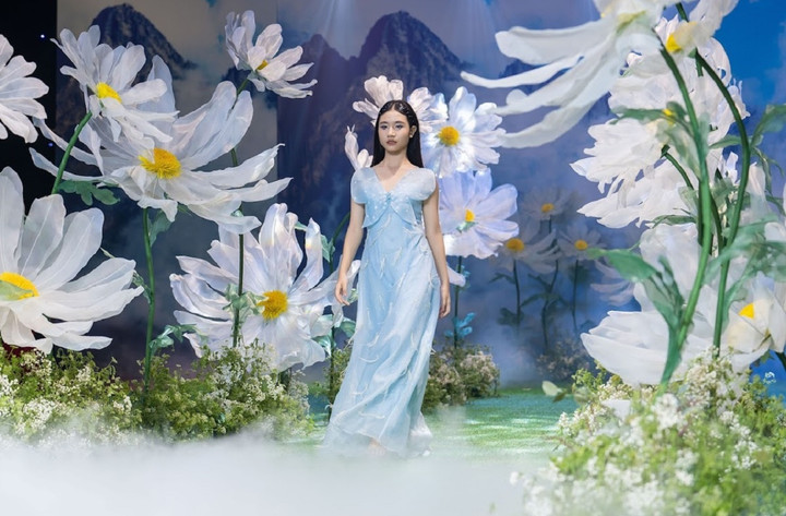 Mẫu nhí Minh Anh khoe vẻ đẹp ngọt ngào như nàng thơ trên sàn diễn lớn - 5