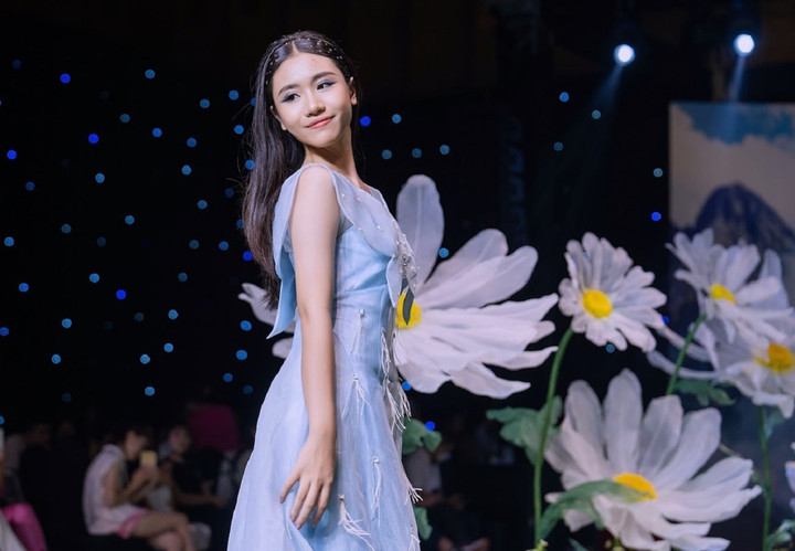 Mẫu nhí Minh Anh khoe vẻ đẹp ngọt ngào như nàng thơ trên sàn diễn lớn - 6