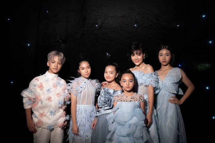 Mẫu nhí Minh Anh khoe vẻ đẹp ngọt ngào như nàng thơ trên sàn diễn lớn - 1