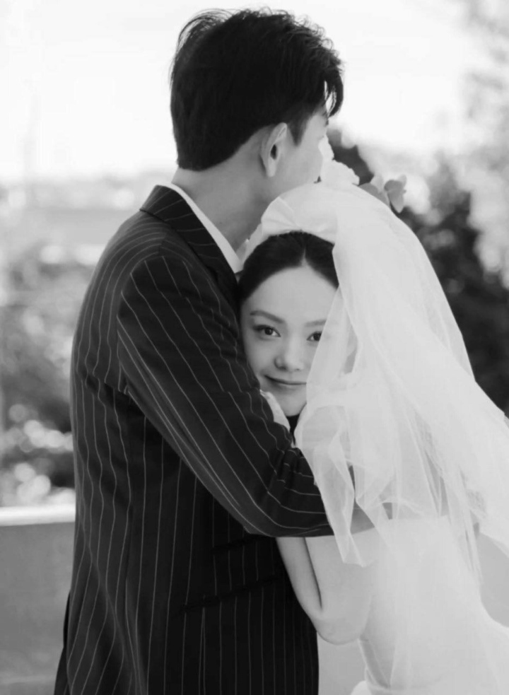 Một năm sau ngày cưới, Minh Hằng chủ động khoe ảnh rõ mặt chồng đại gia - 1