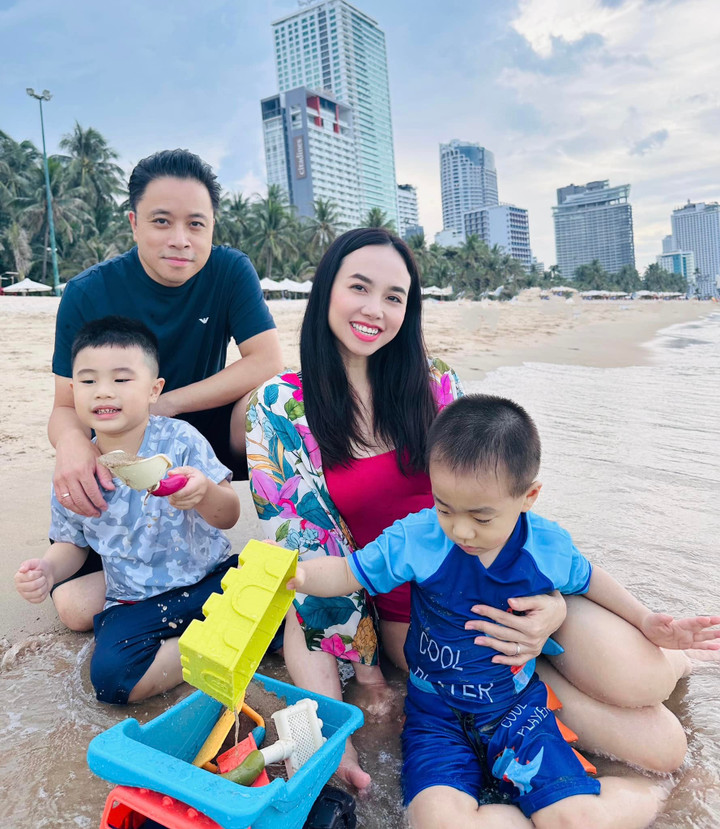 Sao Việt 16/6: Xuân Hinh tới nhà thăm Công Lý, Hà Kiều Anh đọ sắc bên Hồng Nhung - 10