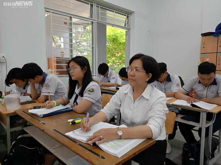 Thí sinh 64 tuổi dự thi tốt nghiệp THPT - 1
