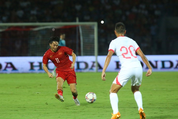 Trực tiếp bóng đá Việt Nam 1-0 Hong Kong: Quế Ngọc Hải ghi bàn - 2