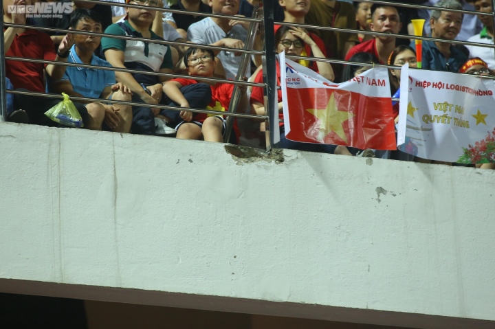 Mảnh bê tông rơi trúng CĐV trên sân Lạch Tray giữa trận đấu của tuyển Việt Nam - 1