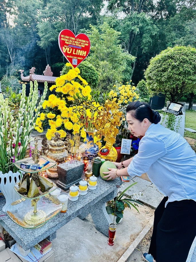 Sao Việt 17/6: Thanh Thanh Tâm từ Mỹ về viếng mộ 'người tình sân khấu' Vũ Linh - 2