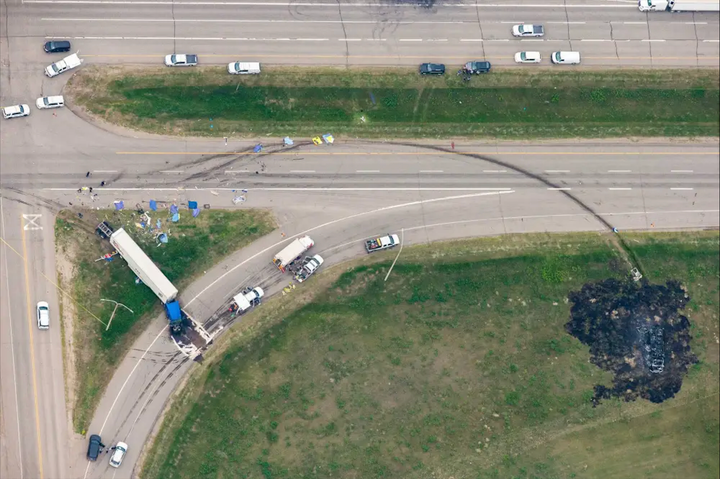 Va chạm xe tải nghiêm trọng trên cao tốc ở Canada, 15 người thiệt mạng - 2