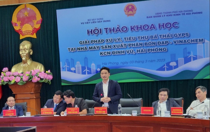 Lãnh đạo các Vụ của Bộ Xây dựng, Ban quản lý Khu Kinh tế chủ trì Hội thảo (Ảnh: Thanh Sơn).