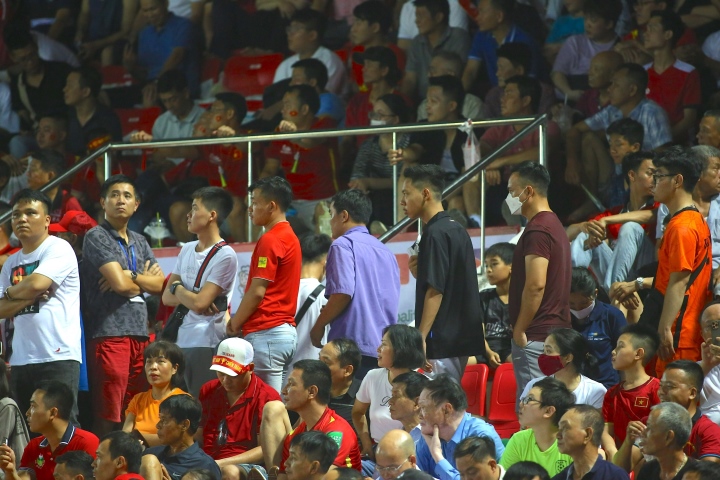 CĐV ra về sớm, buồn phiền với màn trình diễn của đội tuyển Việt Nam - 1