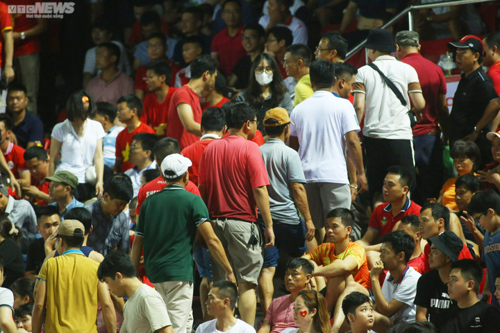 CĐV ra về sớm, buồn phiền với màn trình diễn của đội tuyển Việt Nam - 2