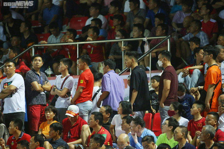 CĐV ra về sớm, buồn phiền với màn trình diễn của đội tuyển Việt Nam - 3