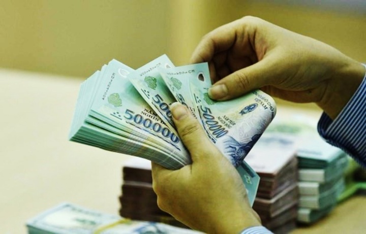 Nhiều ngân hàng đồng loạt giảm lãi suất - 1