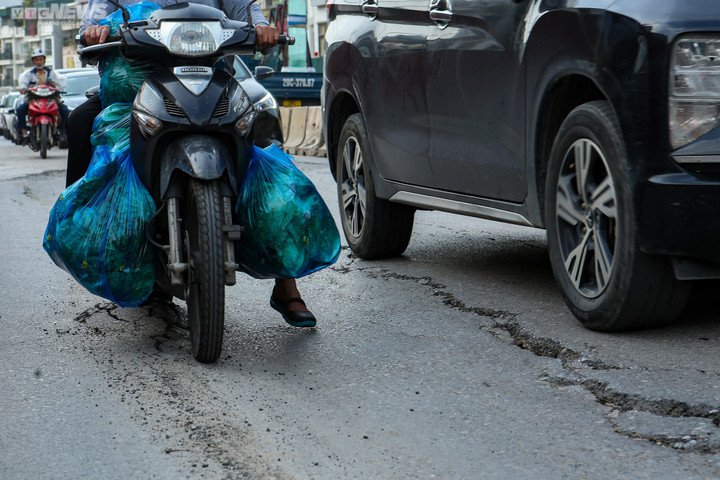 Mặt đường Âu Cơ nứt toác, người dân Hà Nội khổ sở khi đi lại - 8