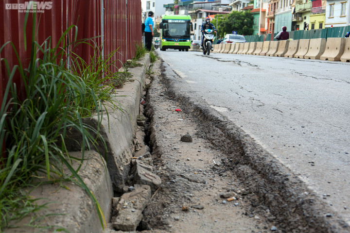 Mặt đường Âu Cơ nứt toác, người dân Hà Nội khổ sở khi đi lại - 9