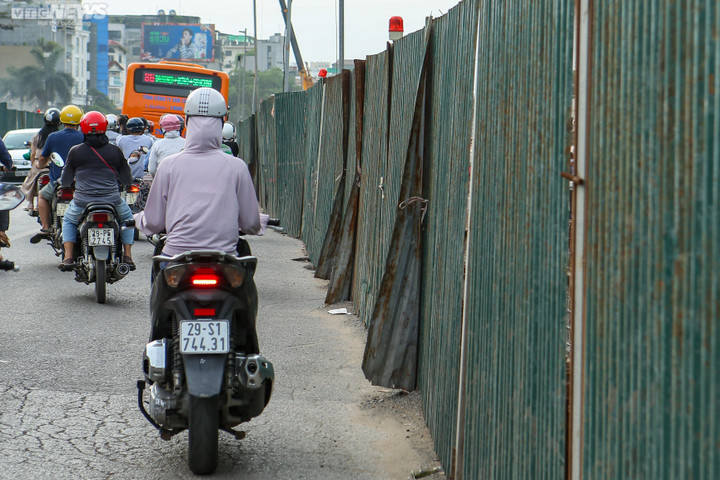 Mặt đường Âu Cơ nứt toác, người dân Hà Nội khổ sở khi đi lại - 10