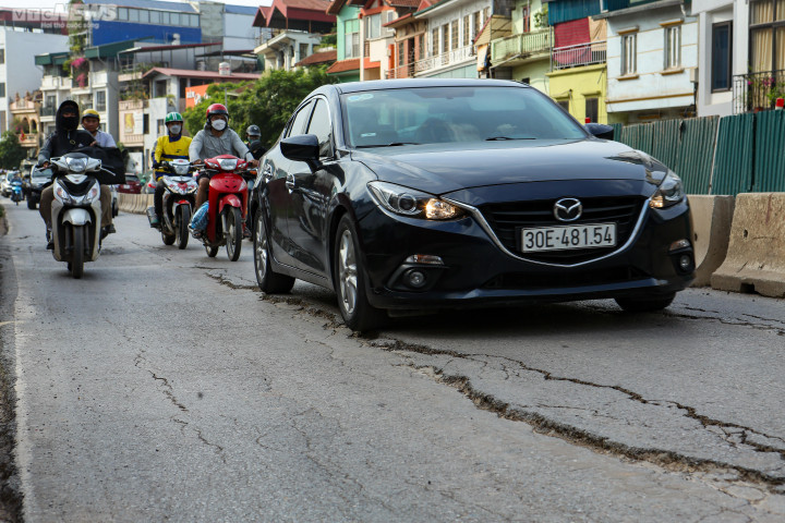 Mặt đường Âu Cơ nứt toác, người dân Hà Nội khổ sở khi đi lại - 7