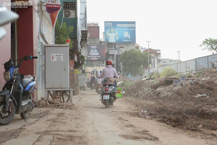 Mặt đường Âu Cơ nứt toác, người dân Hà Nội khổ sở khi đi lại - 12