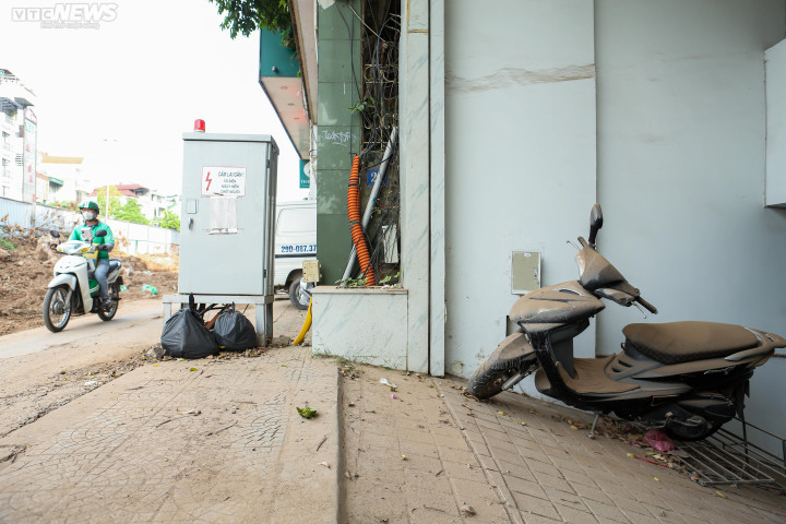 Mặt đường Âu Cơ nứt toác, người dân Hà Nội khổ sở khi đi lại - 13