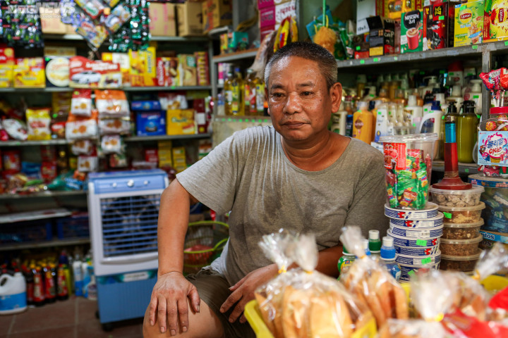 Mặt đường Âu Cơ nứt toác, người dân Hà Nội khổ sở khi đi lại - 14