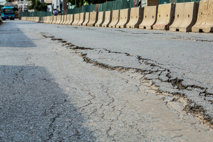 Mặt đường Âu Cơ nứt toác, người dân Hà Nội khổ sở khi đi lại - 11