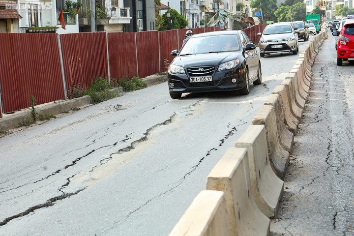 Mặt đường Âu Cơ nứt toác, người dân Hà Nội khổ sở khi đi lại - 3