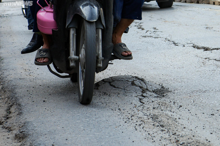 Mặt đường Âu Cơ nứt toác, người dân Hà Nội khổ sở khi đi lại - 4