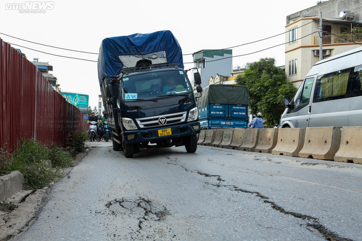 Mặt đường Âu Cơ nứt toác, người dân Hà Nội khổ sở khi đi lại - 6