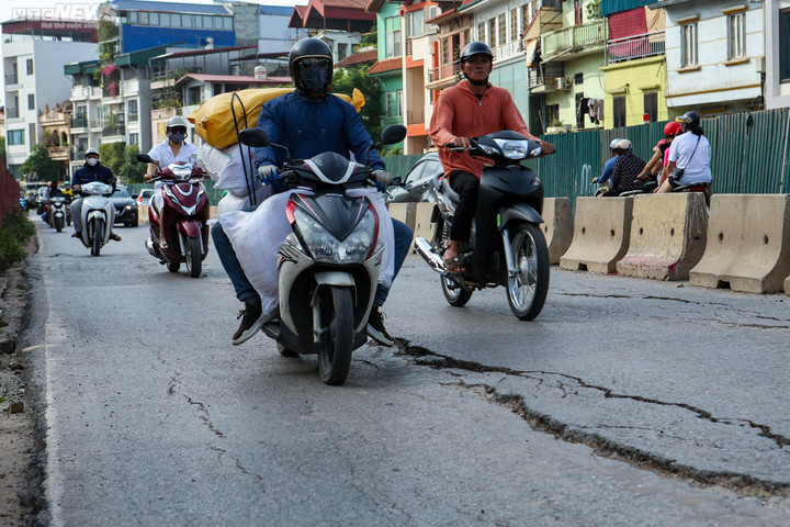 Mặt đường Âu Cơ nứt toác, người dân Hà Nội khổ sở khi đi lại - 5