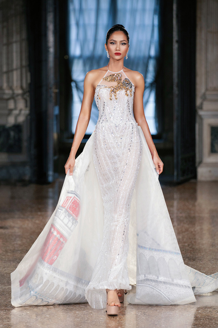 Mẫu nhí 14 tuổi Bảo Hà trình diễn cùng H’Hen Niê, Tiểu Vy trong show thời trang - 5