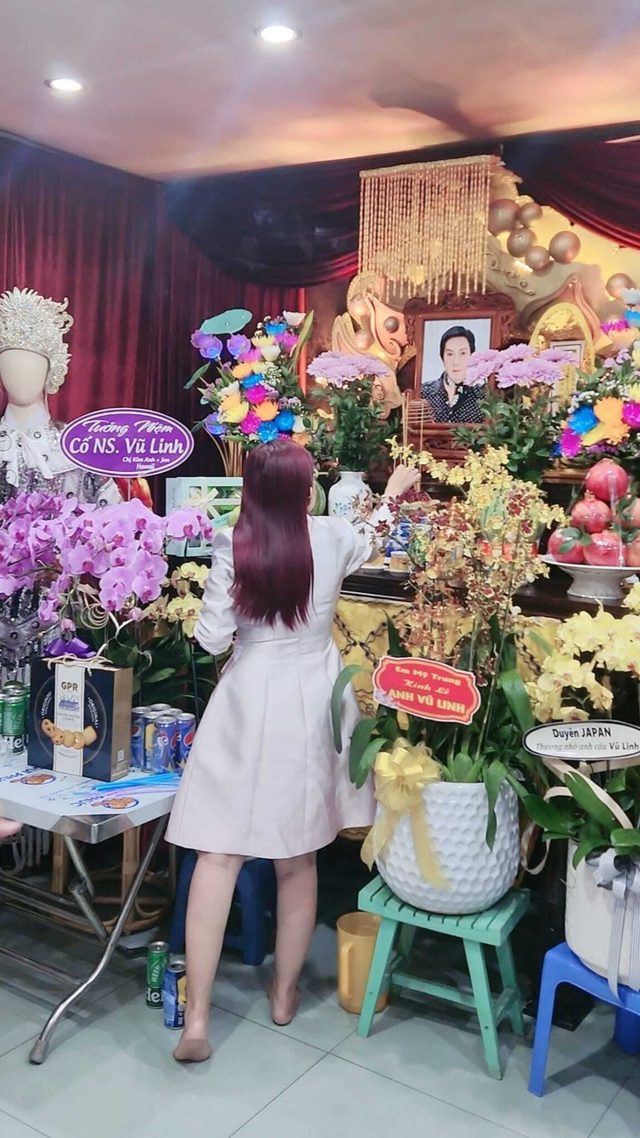 Sao Việt 18/6: Bình Tinh tới thắp nhang cha nuôi Vũ Linh, động viên Hồng Loan - 2