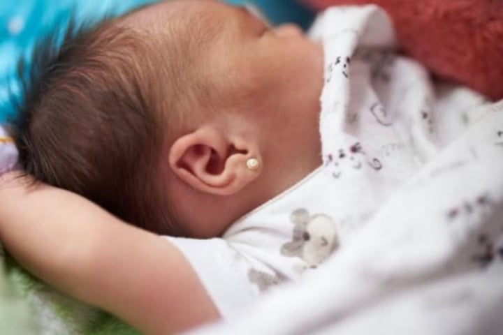 Những lý do không nên bấm lỗ tai cho trẻ sơ sinh - 1